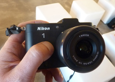 Hier die Nikon 1 V1 in Relation zur Hand