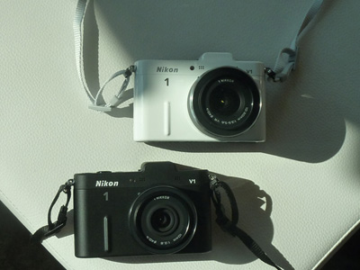Extrem hochwertiges Magnesium Gehuse der Nikon 1 V1 in schwarz und in weiss